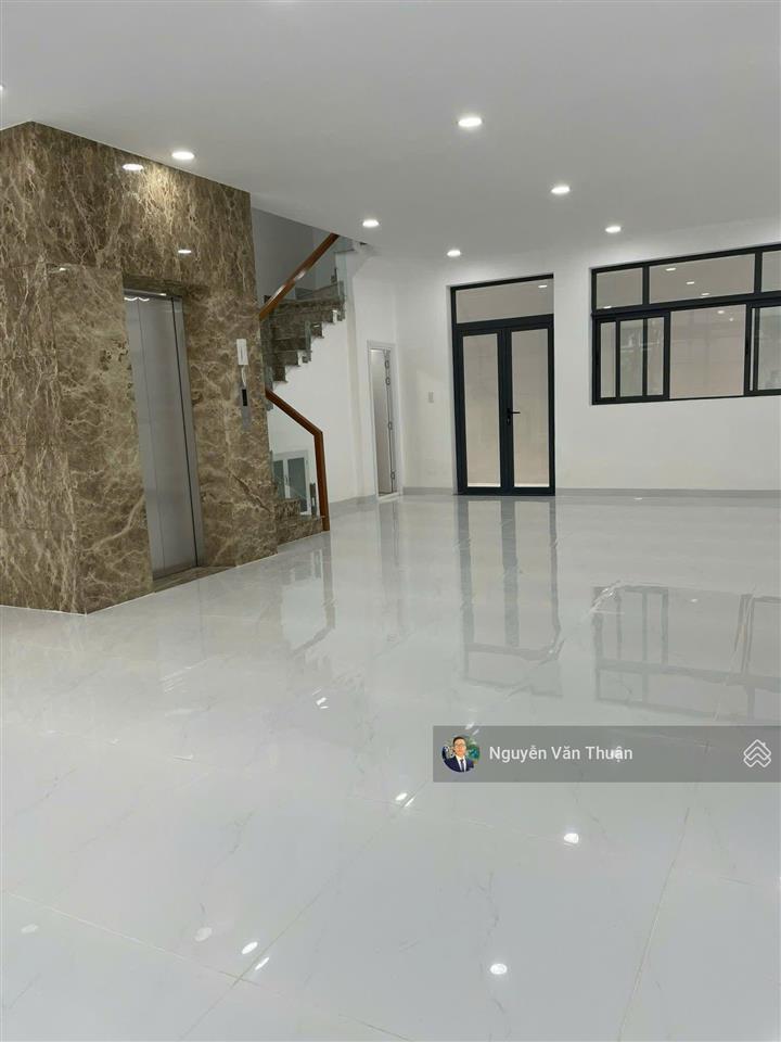 Cho thuê tòa nhà văn phòng mặt tiền đường 35m  vạn phúc city  xây dựng 6 tầng  giá tốt