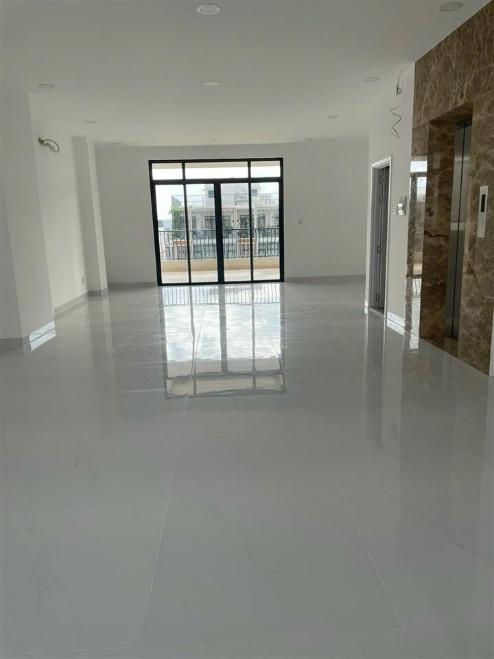 Cho thuê tòa nhà văn phòng mặt tiền đường 35m  vạn phúc city  xây dựng 6 tầng  giá tốt