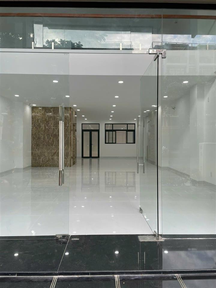 Cho thuê tòa nhà văn phòng mặt tiền đường 35m  vạn phúc city  xây dựng 6 tầng  giá tốt