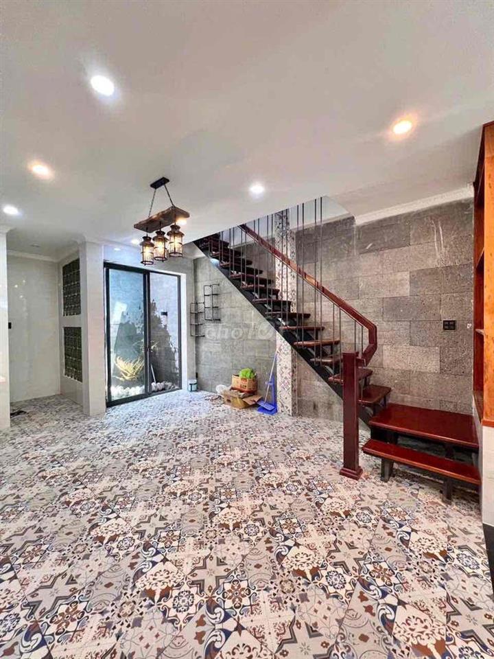 Nhà đẹp, hẻm nhánh, cách hồ Búng Xáng chỉ 50 m, đậu xe hơi thoải mái
