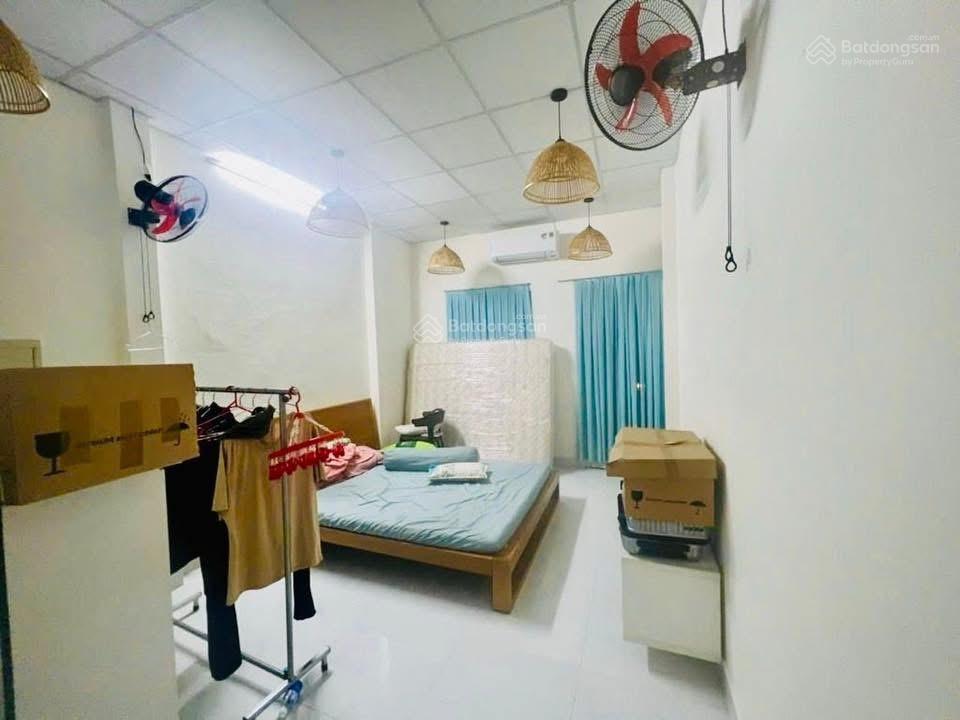 Bán nhà 2 tầng xe hơi đỗ cửa trên đường tôn thất thuyết.