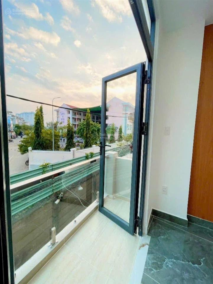 Bán nhà đẹp 3 tầng sát bên trường học và đường oto tôn thất thuyết.