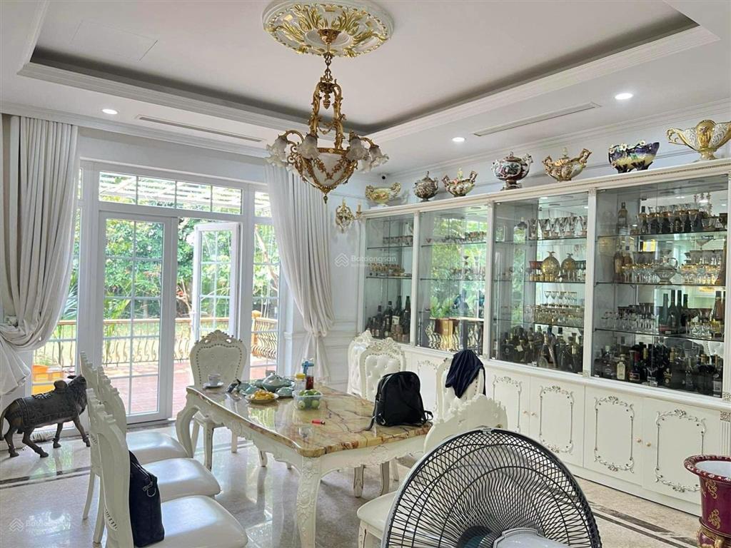Bán biệt thự 245m2, 4t, mặt tiền 12m, full nội thất, vỉa hè 3m, ở và kinh doanh tại kđt văn phú