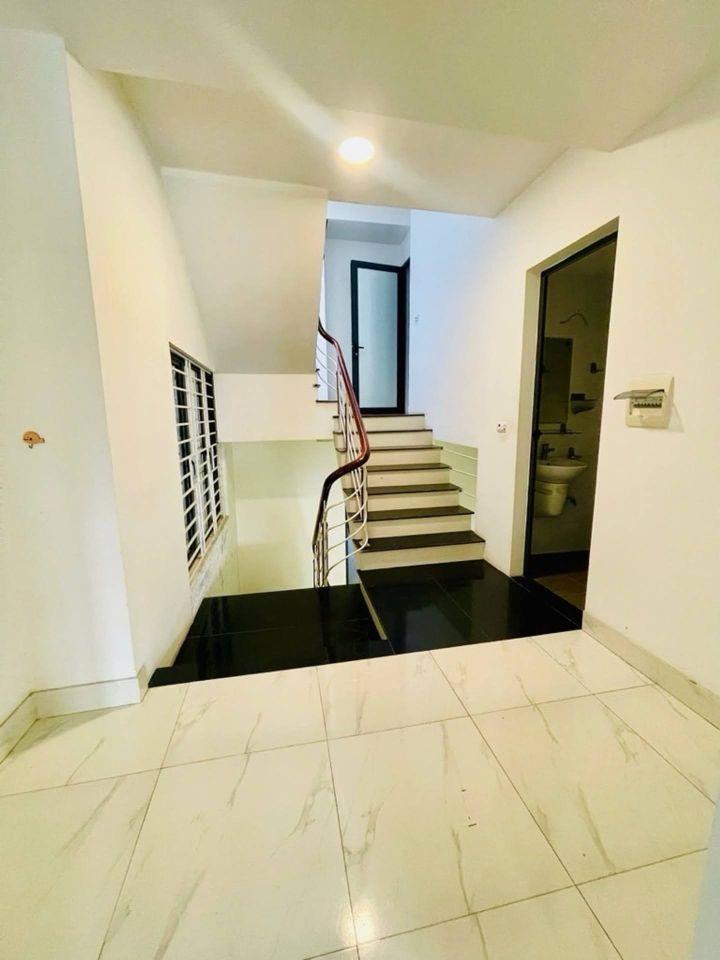 BÁN NHÀ PHÂN LÔ LĨNH NAM 140M² x 6 TẦNG – 30 TỶ- DT 200Tr– Ô TÔ TRÁNH ĐỖ – Vỉa Hè  