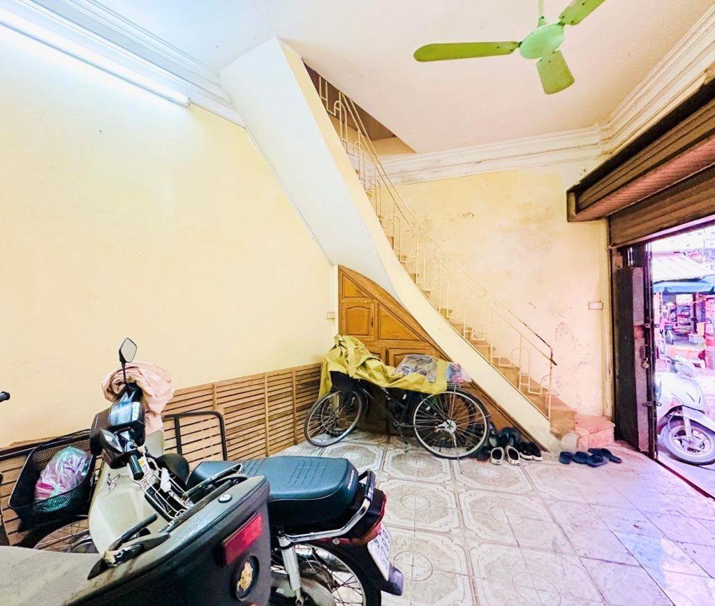 2 TỶ –BÁN  NHÀ TÂN MAI 35M² × 3 TẦNG – LÔ GÓC – HÀNG HIẾM 