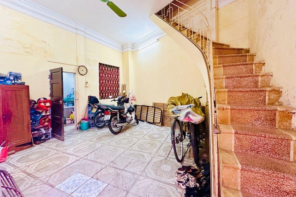 2 TỶ –BÁN  NHÀ TÂN MAI 35M² × 3 TẦNG – LÔ GÓC – HÀNG HIẾM 
