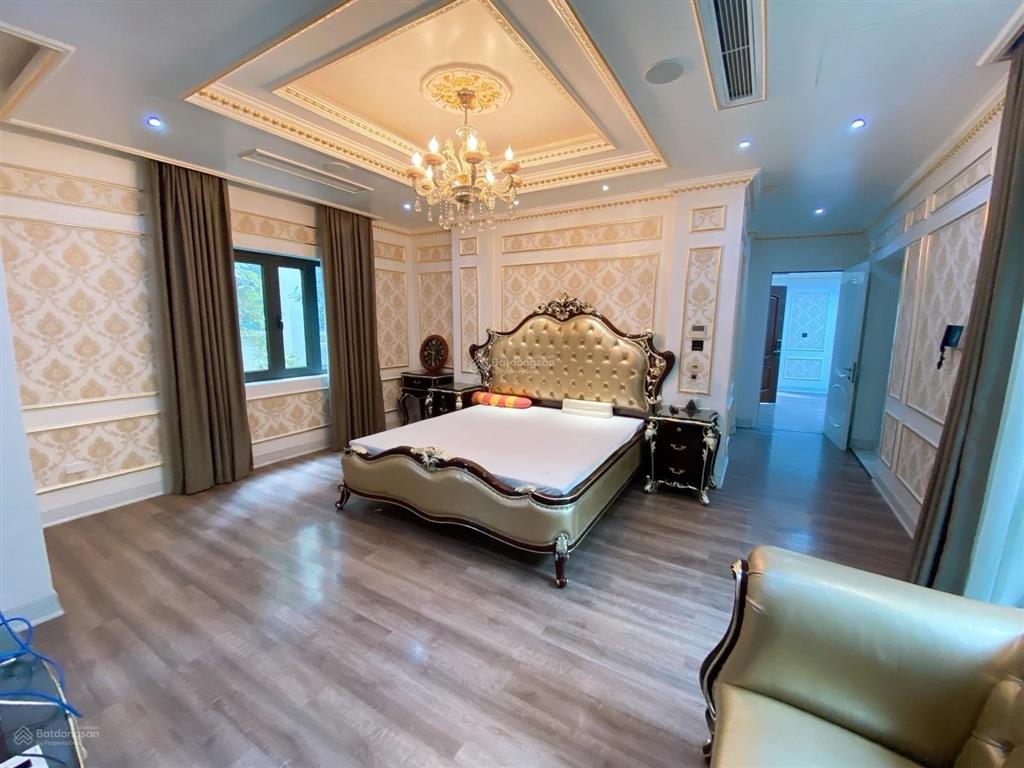 Chính chủ cần bán căn biệt thự trong bán đảo linh đàm 326m2 4 tầng mt 13m giá 52 tỷ.  0845 330 ***