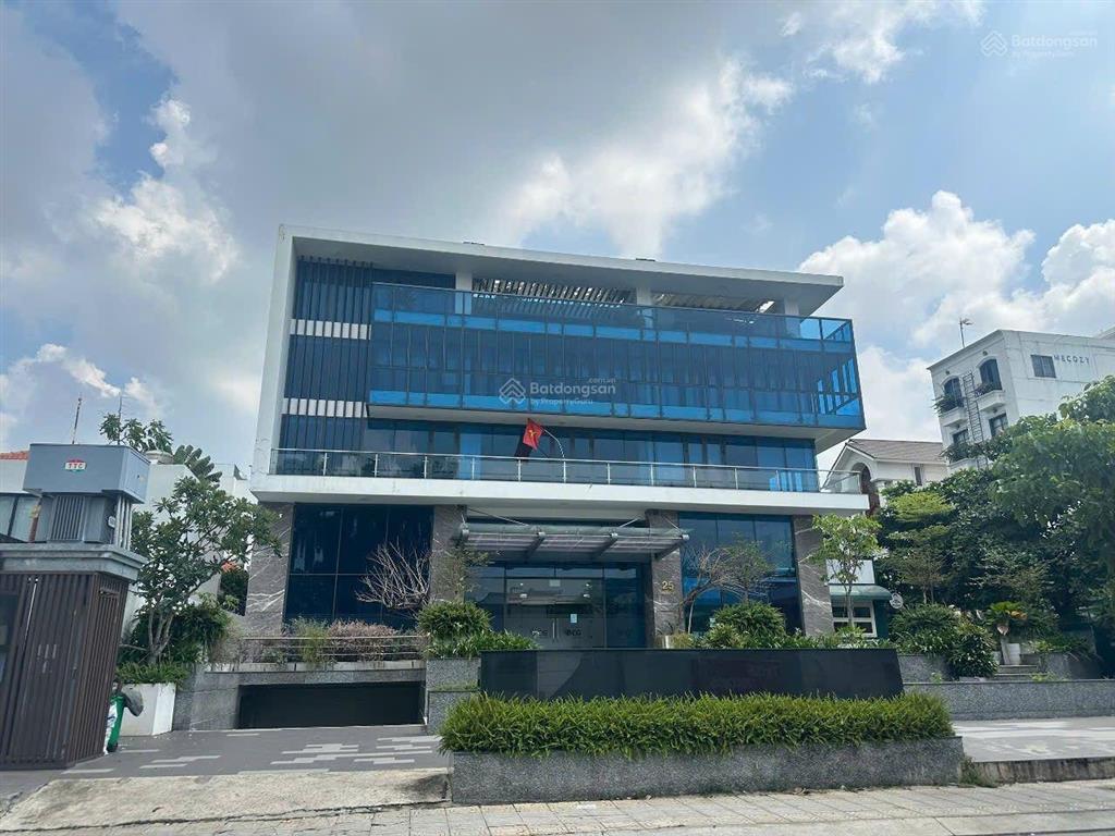 Hiếm nhà dt lớn 3000m2, 4 tầng thang máy 23  25 xuân thủy ngay khu phố tây