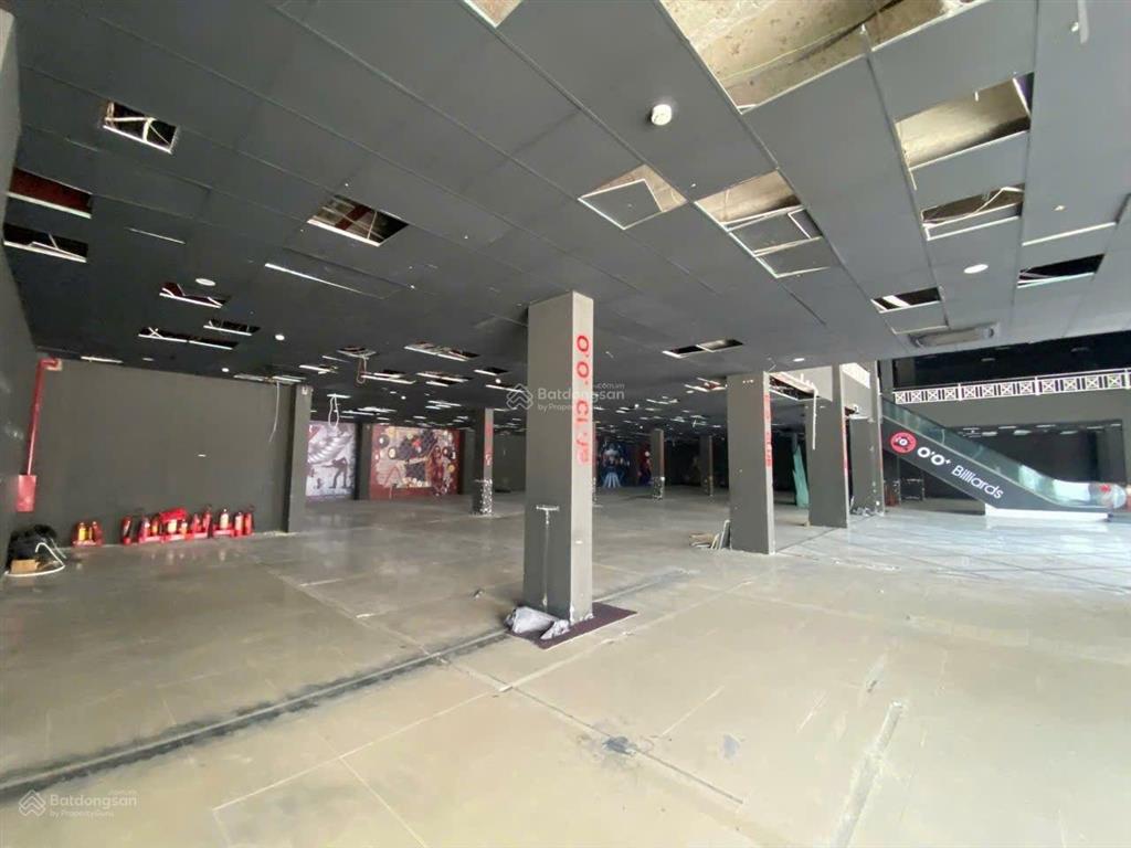Nhà 30x65m, 2100m2 sàn suốt, trần cao 5m, mt cộng hoà gần pico plaza  158tr