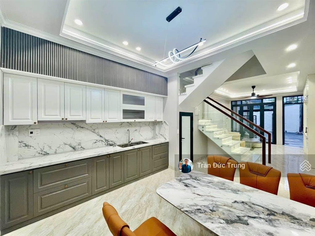 Cách mặt đường thiên lôi chỉ đúng vài bước chân xây mới 4 tầng 56m2 sân cổng