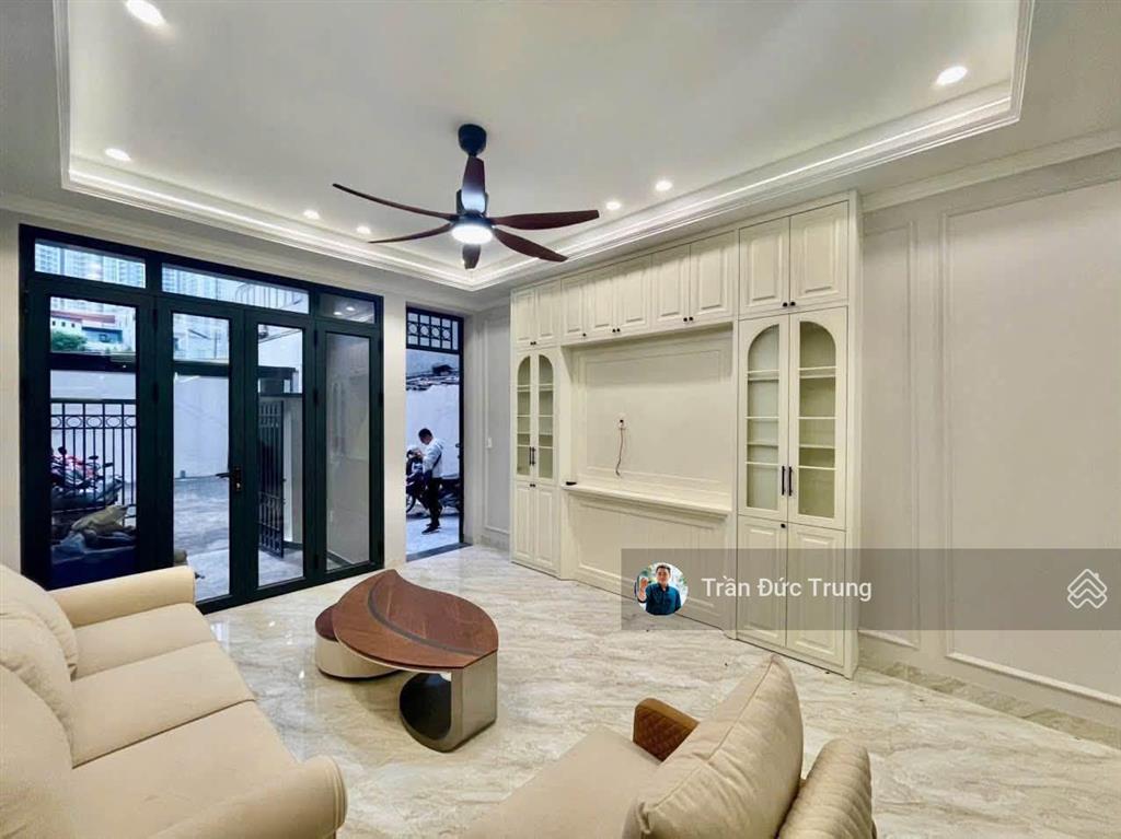 Cách mặt đường thiên lôi chỉ đúng vài bước chân xây mới 4 tầng 56m2 sân cổng