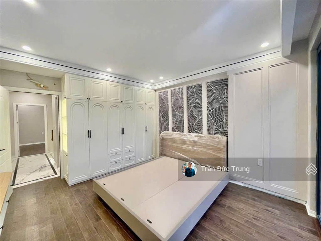 Cách mặt đường thiên lôi chỉ đúng vài bước chân xây mới 4 tầng 56m2 sân cổng