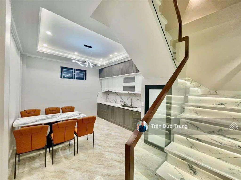 Cách mặt đường thiên lôi chỉ đúng vài bước chân xây mới 4 tầng 56m2 sân cổng
