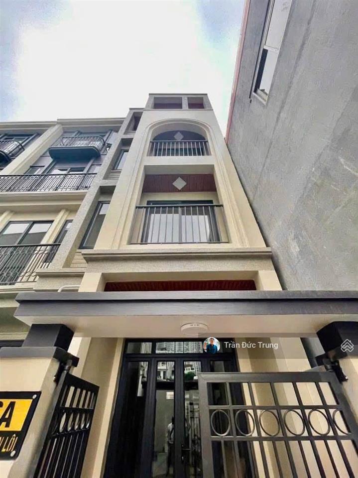 Cách mặt đường thiên lôi chỉ đúng vài bước chân xây mới 4 tầng 56m2 sân cổng