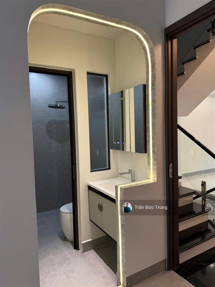 Nhà đẹp khúc hạo sân cổng dt 70m2 xây mới ngõ nông
