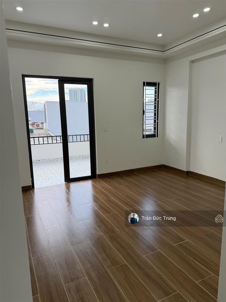 Nhà đẹp khúc hạo sân cổng dt 70m2 xây mới ngõ nông