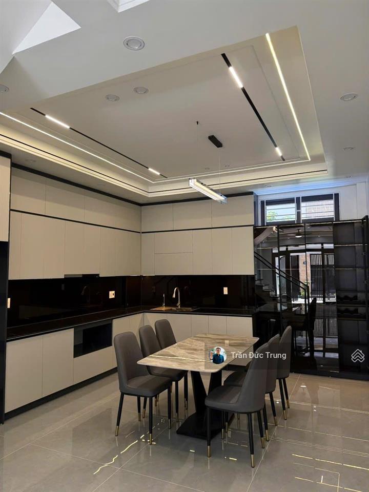Nhà đẹp khúc hạo sân cổng dt 70m2 xây mới ngõ nông