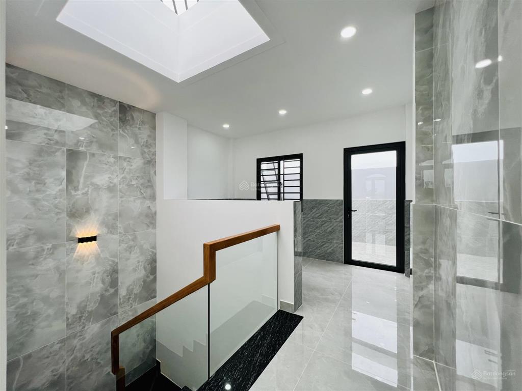 Nhà đẹp đầu đường hương lộ 2 (4m*15m  8 tỷ tl có nội thất) hẻm 8m xe hơi, sát bốn xã, hòa bình