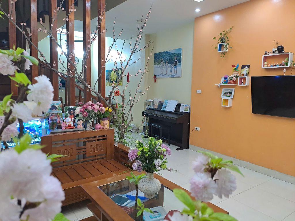 Cho thuê nhà riêng Mễ Trì quận Nam Từ Liêm 60M x 3T FULL ĐỒ, 30M RA Ô TÔ giá 13tr