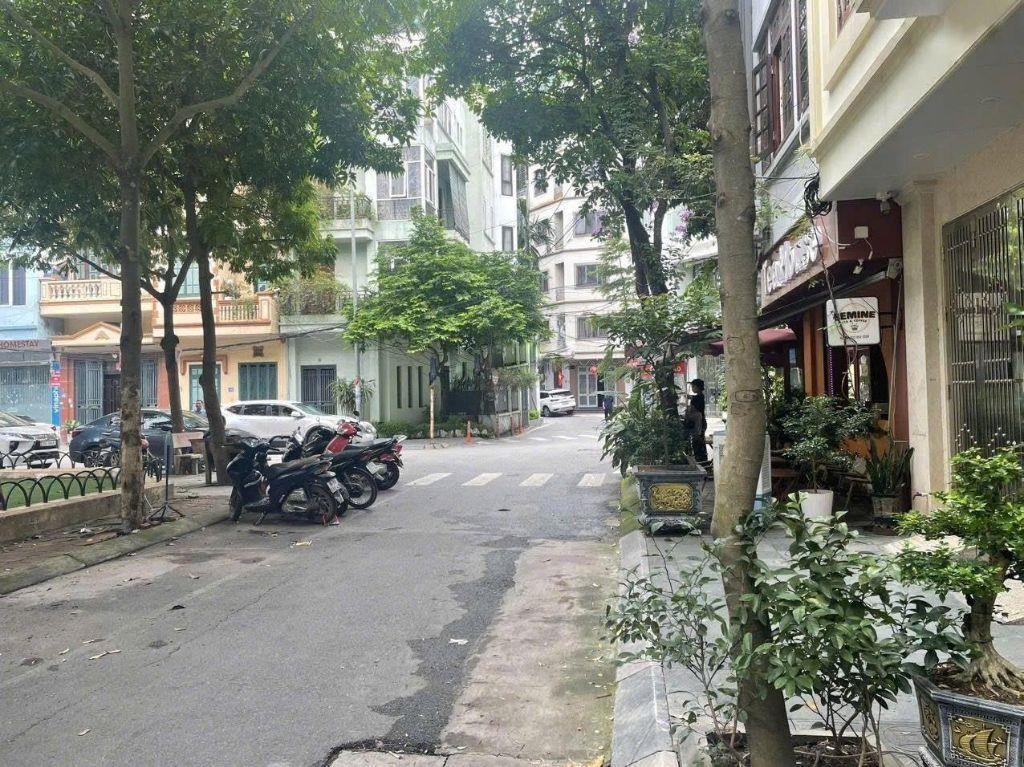 Cho thuê nhà Đặng Thùy Trâm, Hoàng Quốc Việt quận Cầu Giấy 55M x 4T giá 30tr NGÕ OTO THÔNG