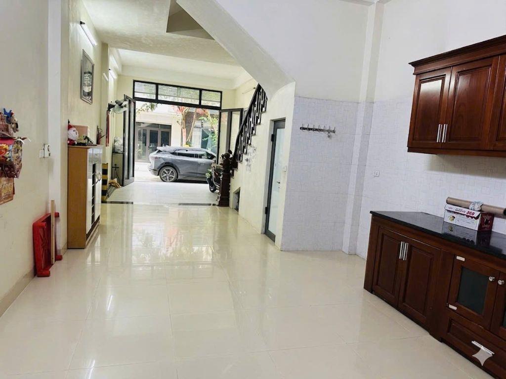 Cho thuê nhà ngõ 95 Hoàng Cầu, Đống Đa 30M x 5T giá 16 triệu Ô TẢI ĐỖ CỬA