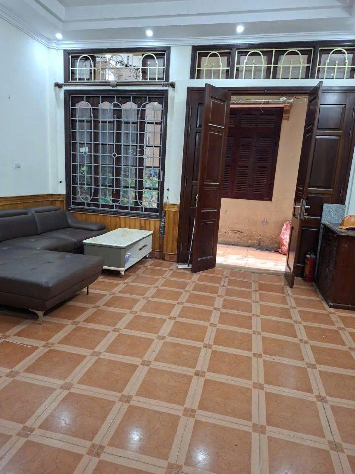 Cho thuê nhà đường Cầu Giấy 45m x 4T (4 ngủ) giá 13 triệu