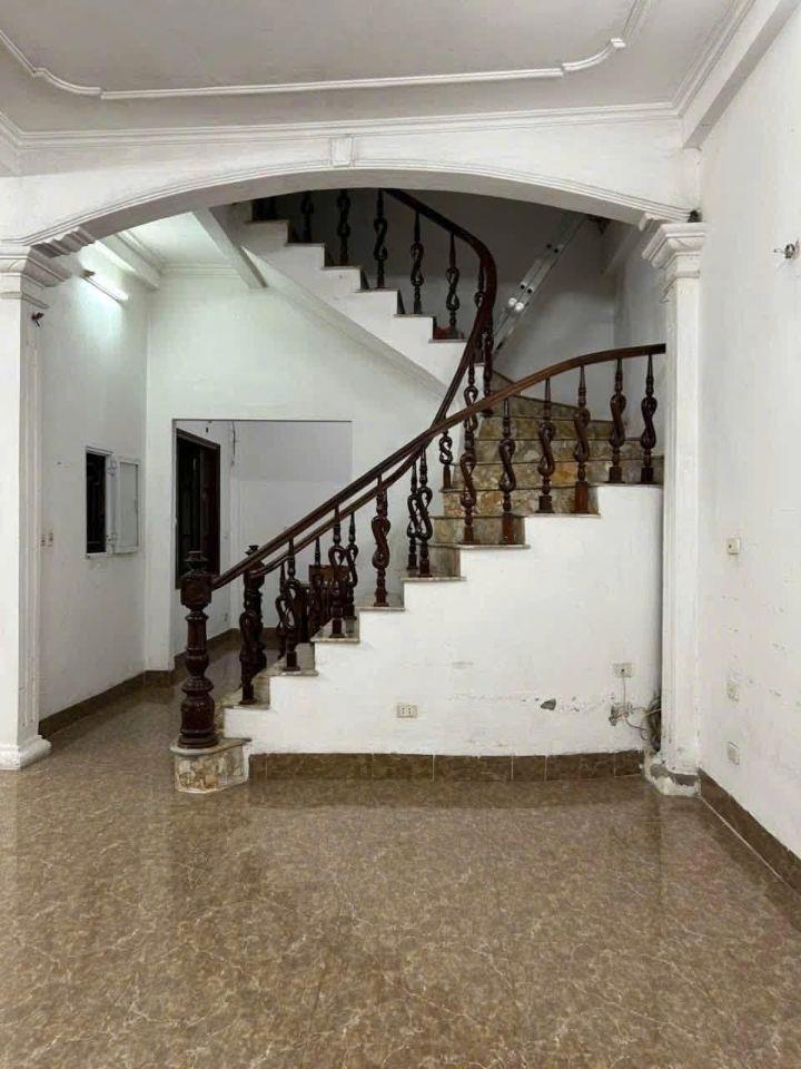 Cho thuê nhà ngõ 475 Nguyễn Trãi, Thanh Xuân 70m x 2T giá 11.5tr bãi gửi oto gần nhà