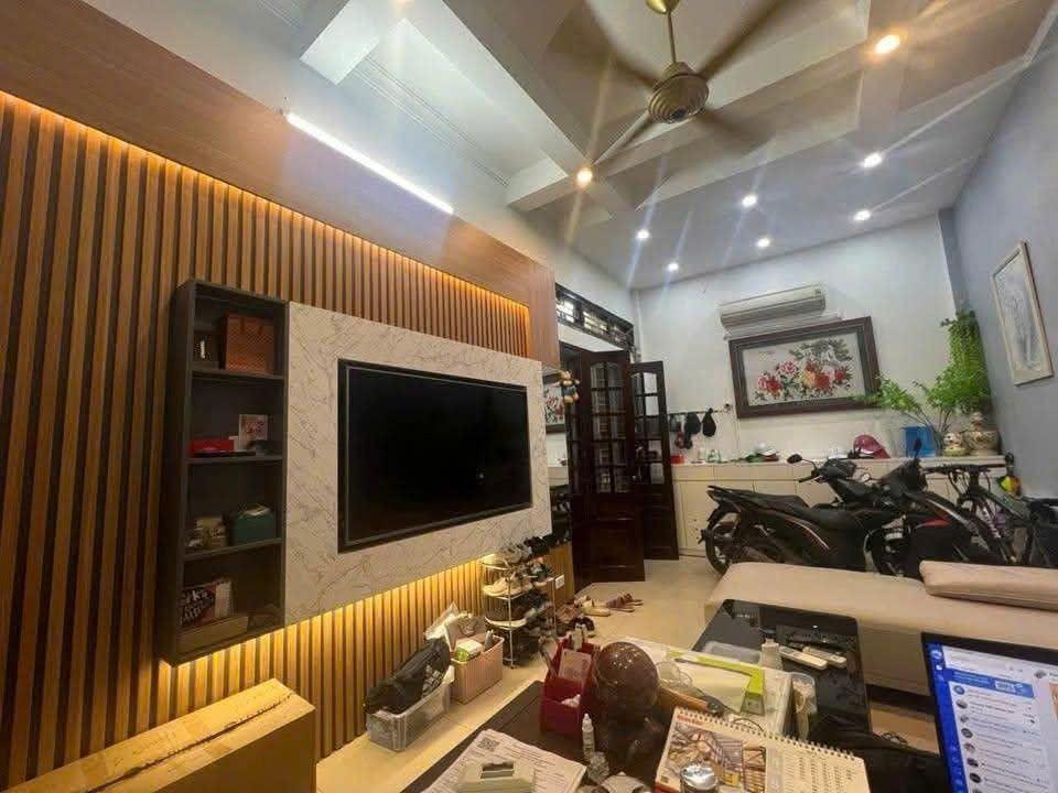 Nhà Lương Định Của,  Kim Liên, Đống Đa 50m x 3T (4 ngủ) full đồ, có sân để xe