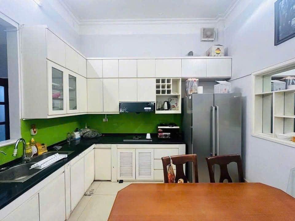 Nhà Lương Định Của,  Kim Liên, Đống Đa 50m x 3T (4 ngủ) full đồ, có sân để xe