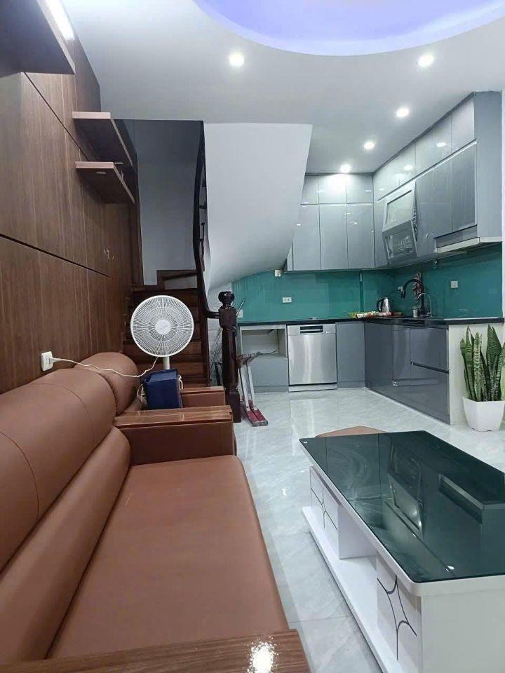 Nhà sạch đẹp, Full Đồ ngõ 639 Hoàng Hoa Thám, Ba Đình 40m x 5T (3 ngủ) giá 13.5 triệu