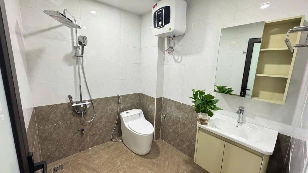 Nhà đẹp, gần phố, THANG MÁY ngõ 384 Nguyễn Khoái, Hai Bà Trưng 45m x 5T giá 15.5 triệu
