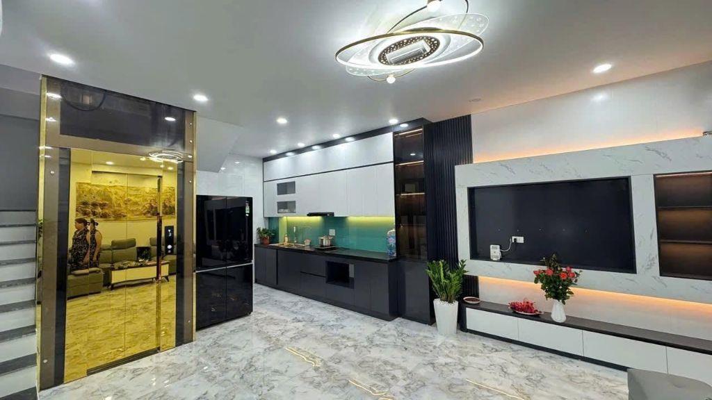 Nhà đẹp, gần phố, THANG MÁY ngõ 384 Nguyễn Khoái, Hai Bà Trưng 45m x 5T giá 15.5 triệu