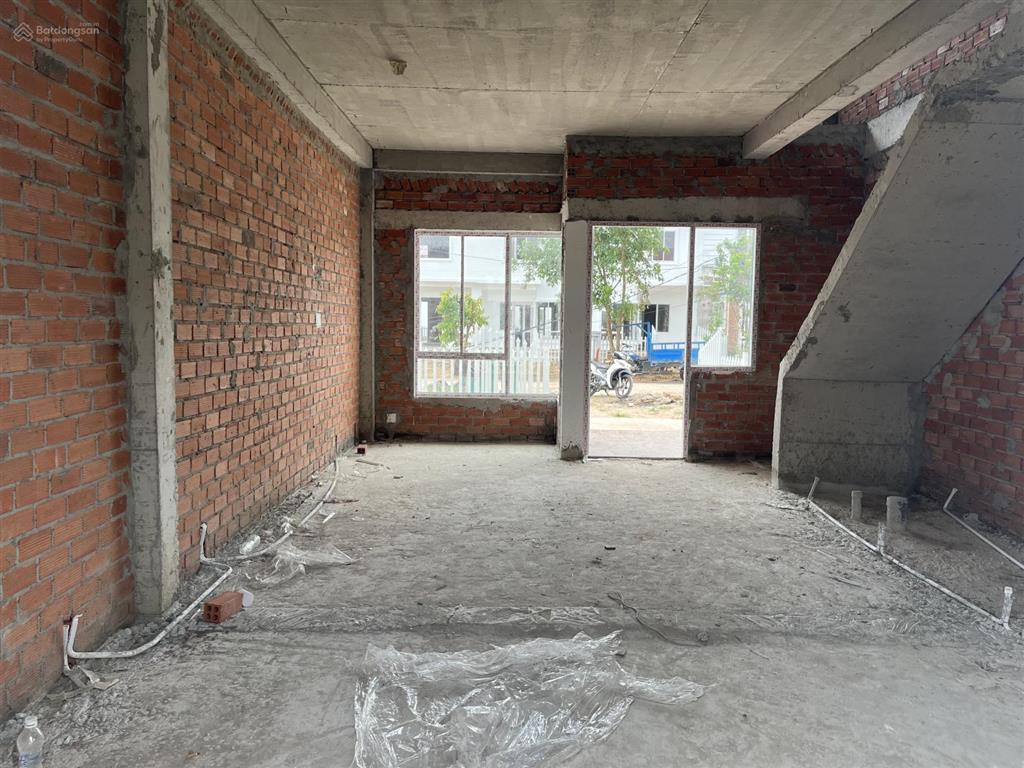 Nhà phố liền kế dta hiện trạng thô, trục đường 30m hoàn thiện để ở, cho thuê 5 triệu  8 triệu/th