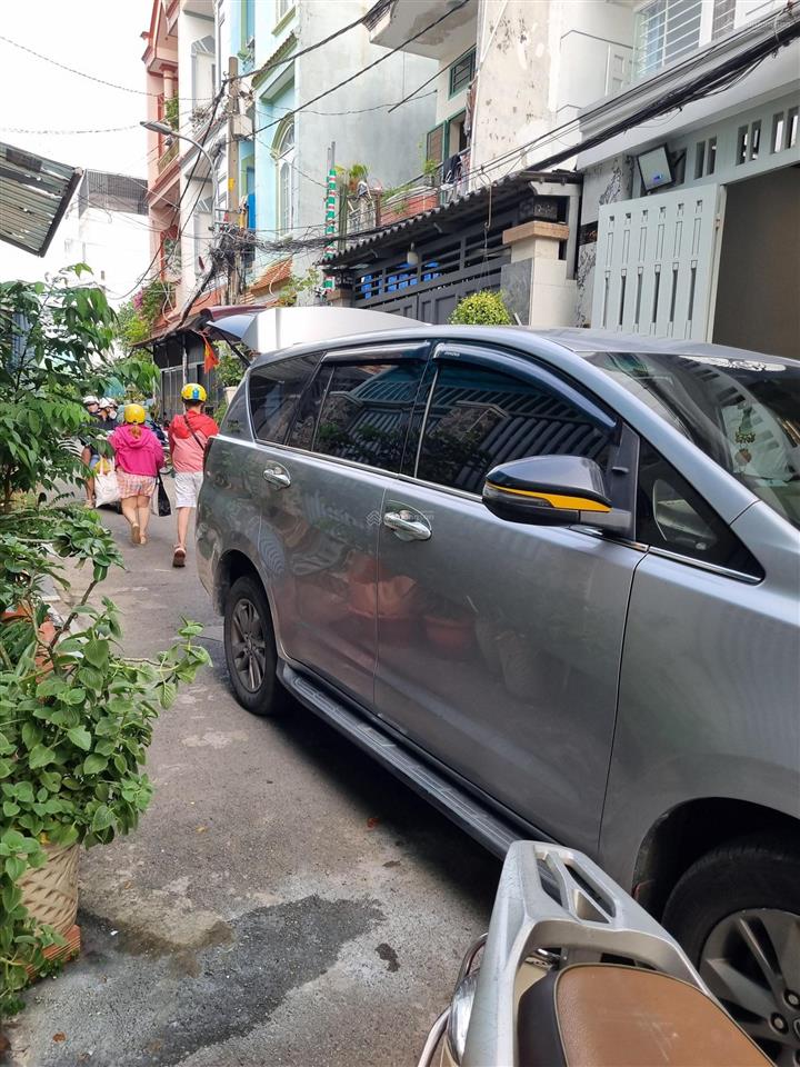 Nhà hẻm xe hơi, ngay đầu đường 19 đối diện cổng mercedes