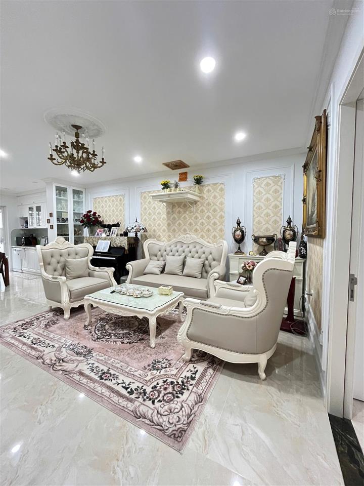 Chính chủ cần tiền bán nhanh căn hộ 3 ngủ, hơn 7 tỷ, đủ nội thất chỉ việc xách vali vào ở