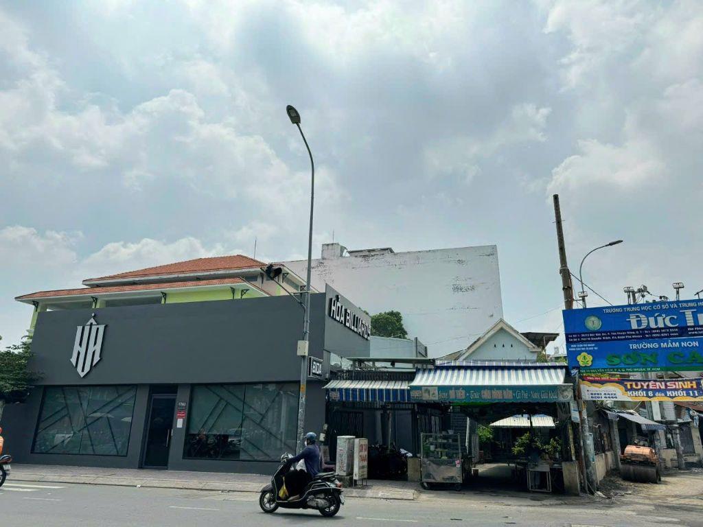 Cần bán nhà 2MT Q. Phú Nhuận gần sân bay, DT: 22m x 46m, XD 2 hầm 10 tầng, giá 179 tỷ.