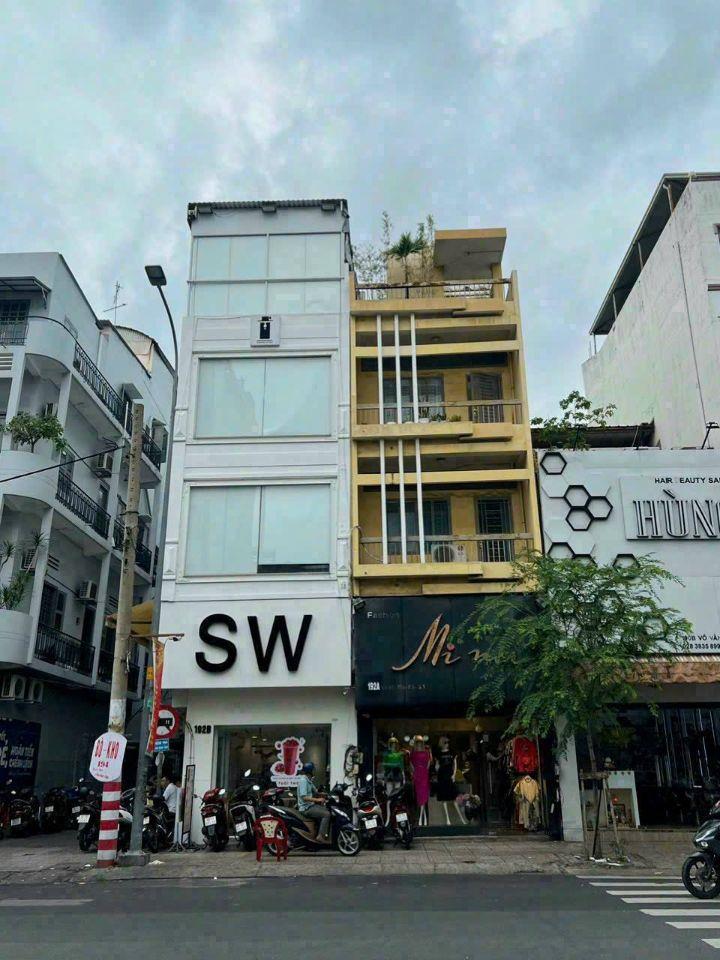 Siêu vị trí! Bán nhà góc 2MT đường Trần Hưng Đạo ngay Đề Thám, Quận 1, DT: 4.2x20m, 3 tầng, giá 58 tỷ.