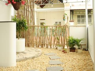 Bán tòa nhà căn hộ dịch vụ căn góc 2 mặt tiền ô tô  5 căn full nội thất  doanh thu 40tr/tháng