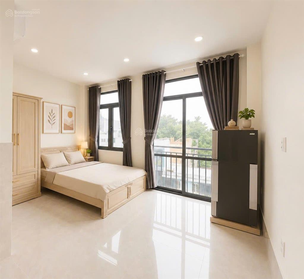 Phòng mới xây, nội thất đầy đủ, an ninh ngay ngã 4 bốn xã. cửa sổ ban công siêu thoáng mát