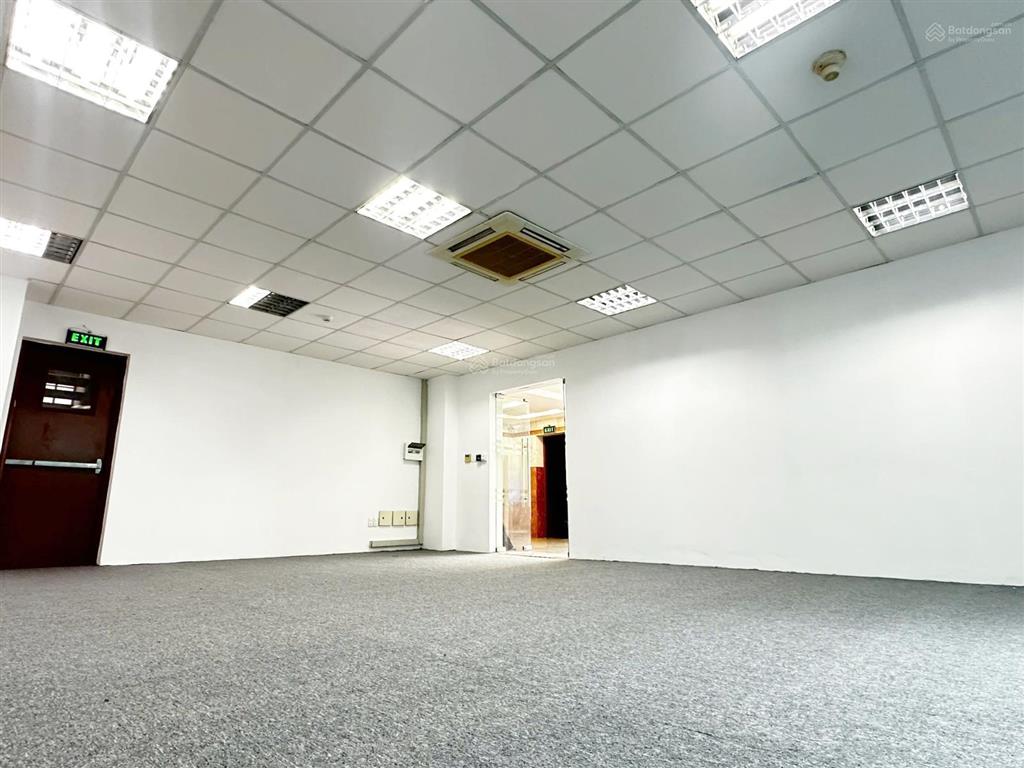 Cho thuê văn phòng view kính, thông thoáng sàn 66m2 đường đoàn văn bơ