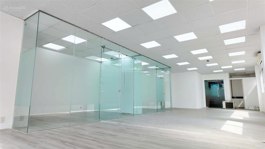 Cho thuê văn phòng 105m2 view kính cửa sổ, thông thoáng đường võ văn tần, quận 3
