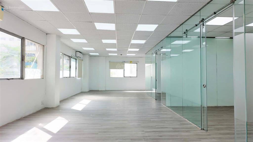 Cho thuê văn phòng 105m2 view kính cửa sổ, thông thoáng đường võ văn tần, quận 3