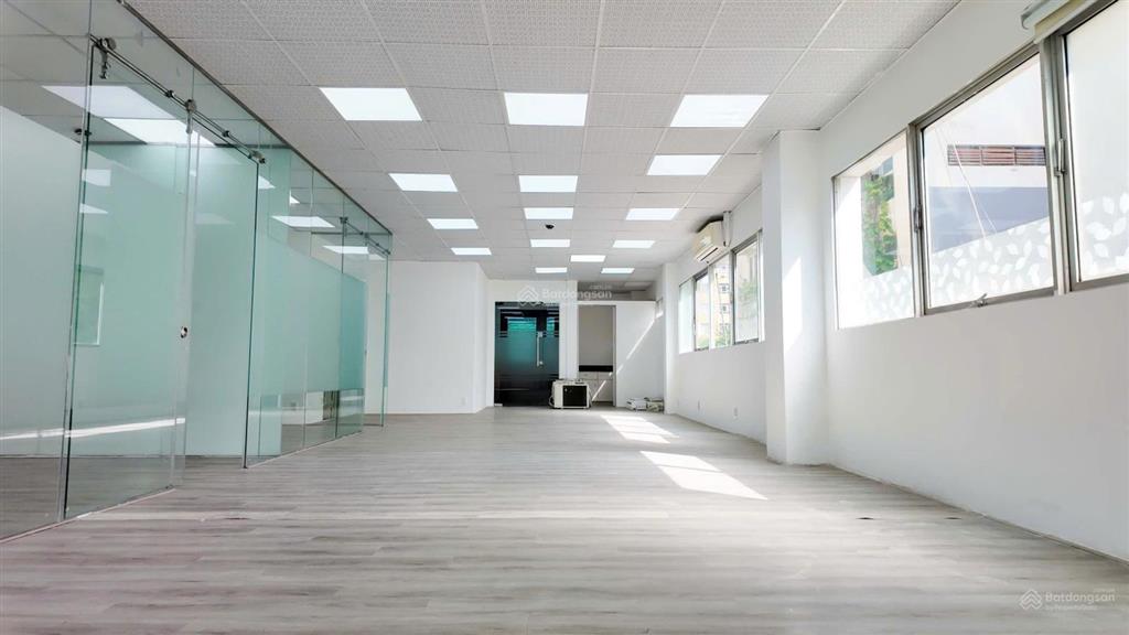 Cho thuê văn phòng 105m2 view kính cửa sổ, thông thoáng đường võ văn tần, quận 3