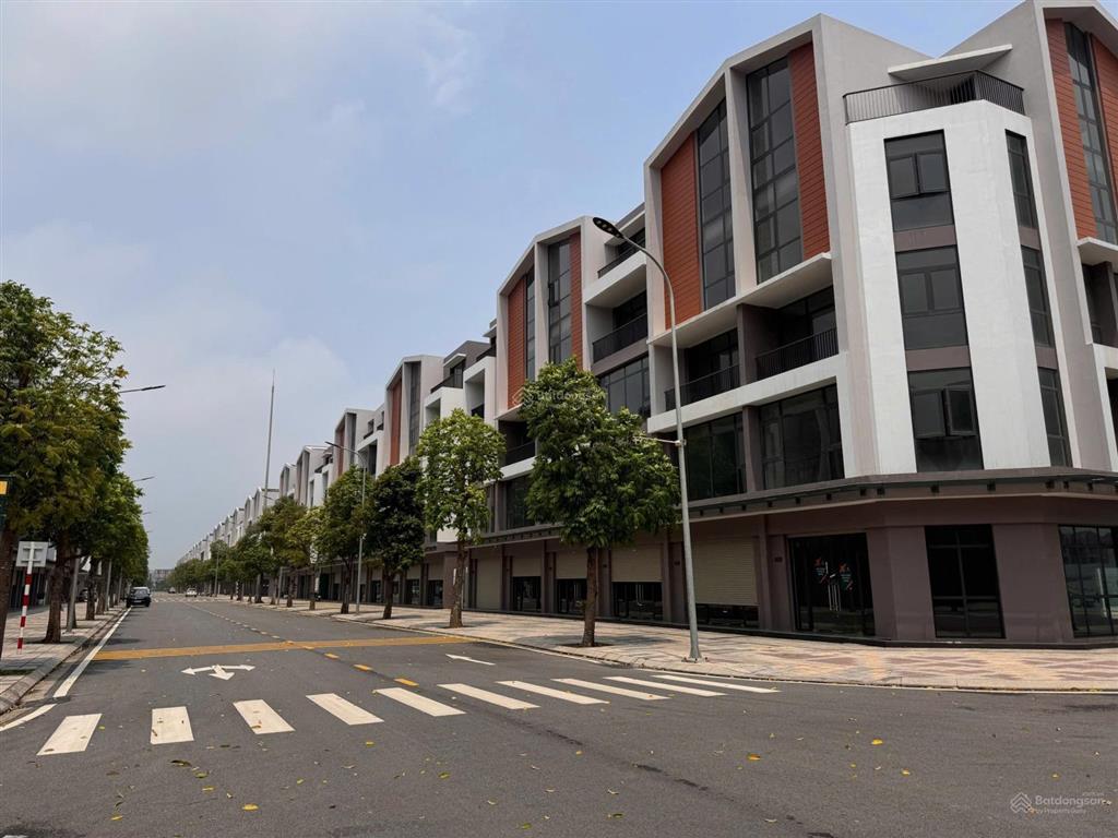 Tôi cần bán căn dãy phố biển 19 giá rẻ, mặt đường to, hướng đông nam, đối diện grandworld cực đẹp
