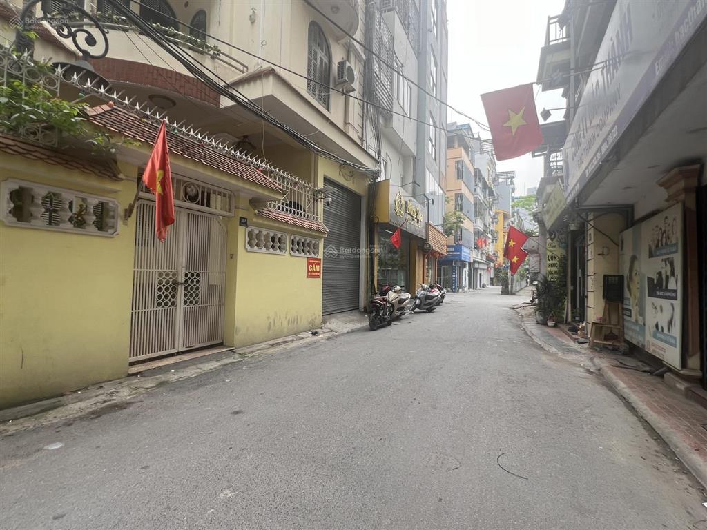 Mình cần bán căn nhà dt 70m2 thụy khuê, ô tô đỗ cửa, vài bước ra phố sát mặt hồ tây, gần chu văn an