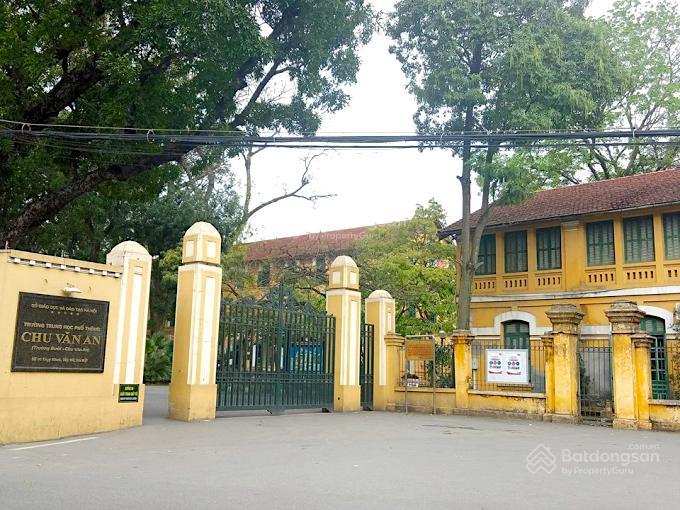 Mình cần bán căn nhà dt 70m2 thụy khuê, ô tô đỗ cửa, vài bước ra phố sát mặt hồ tây, gần chu văn an