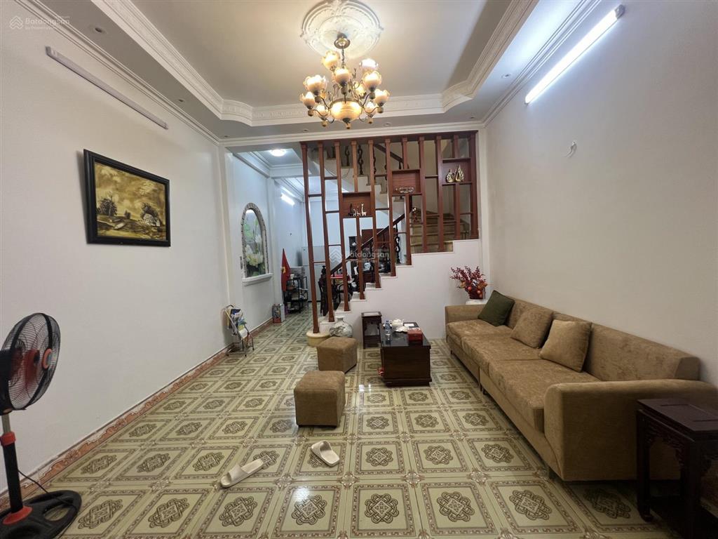Mình cần bán nhà võng thị  50m ra hồ tây dt 55m2 gần trường đông thái  giá chỉ 12 tỷ