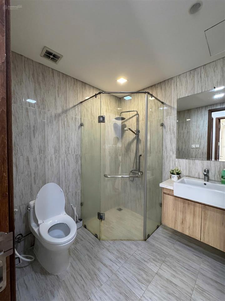 Bán cc golden star, sổ hồng,căn góc 68m 2pn 2wc full nt, giá 4,5tỉ  0937 961 *** thảo