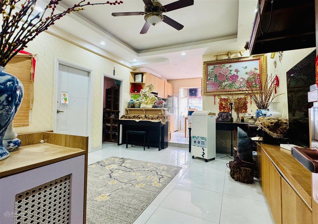 Chính chủ bán căn góc 2 pn, 1 wc, view đẹp, sáng, thoáng mát, sổ hồng. 68 m2 giá tốt 4,000 tỷ. tl