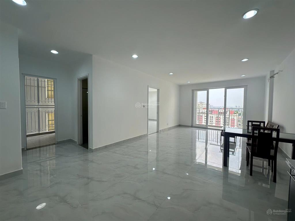 Bán căn góc lô b, rộng 99m2, giá 3.65 tỷ có sẵn sổ hồng, nhà mới như hình.  0907 383 *** châu